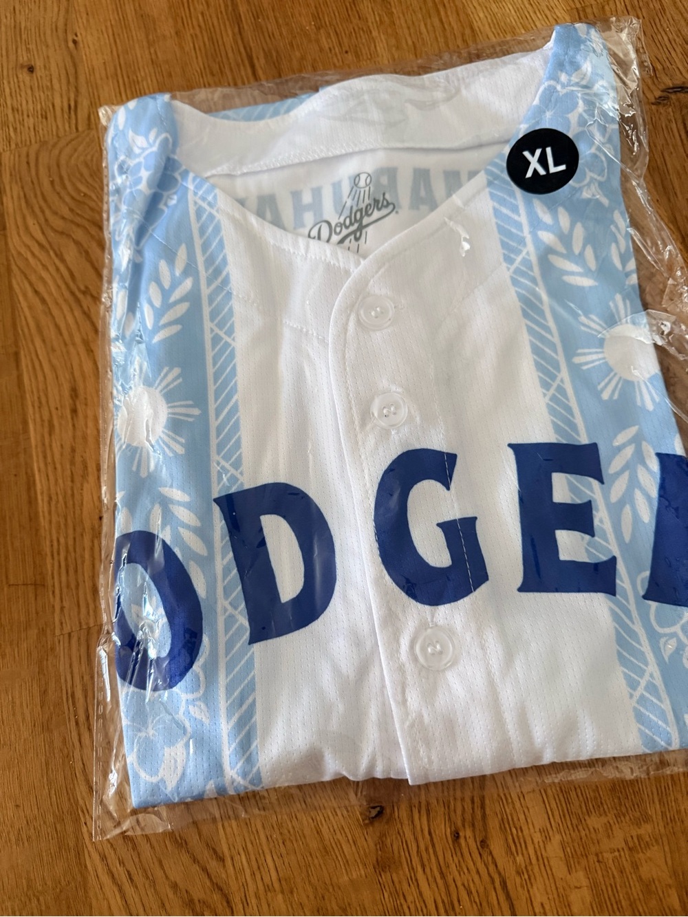 Los Angeles Dodgers FILIPINO NIGHT 2026 White & Light Blue Button-Up Jersey (XL)
